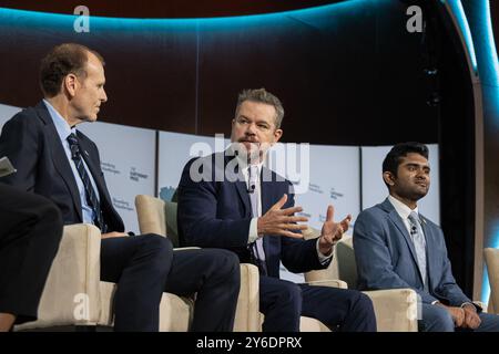 Schauspieler Matt Damon, Mitbegründer von Water.org und andere Diskussionsteilnehmer diskutieren Klimalösungen, während Mike Bloomberg, der ehemalige Bürgermeister von New York City, am 24. September 2024 den Earthshot Innovation Summit im Plaza Hotel in New York veranstaltet. (Foto: Laura Brett/SIPA USA) Credit: SIPA USA/Alamy Live News Stockfoto