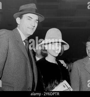 29. MÄRZ 1963 KOMMEN GREGORY PECK UND SEINE FRAU VERONIQUE AM FLUGHAFEN LONDON AN, UM ZUM GRAND NATIONAL HORSE RACE IN AINTREE ZU KOMMEN, WO SIE EIN PFERD NAMENS OWEN'S SEIGE RUN LAUFEN LASSEN. LONDON, ENGLAND. Stockfoto