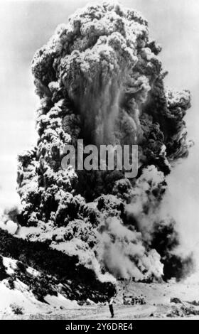 25. MÄRZ 1963 EINE RIESIGE WOLKE AUS DEM PLÖTZLICHEN AUSBRUCH DES BERGES IRAZU VOLCANCO IN SAN JOSE, COSTA RICA. Stockfoto