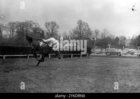 PFERDERENNEN SANDOWN GRAND MILITARY GOLD CUP; 22. MÄRZ 1963 Stockfoto