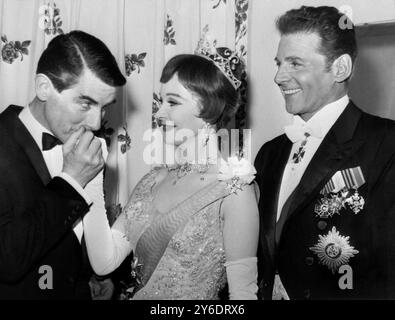 20. MÄRZ 1963 REGISSEUR PETER GLENVILLE KÜSST VIVIEN LEIGH MIT CO-STAR JEAN PIERRE AUMONT BEI DER ERÖFFNUNGSNACHT DES MUSICALS TOVARICH IM BROADWAY THEATRE IN NEW YORK, USA. Stockfoto