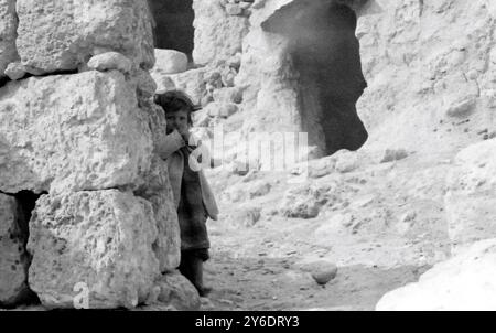 JUNGES MÄDCHEN DER UREINWOHNER IN BETHANIEN IN JERUSALEM; 20. MÄRZ 1963 Stockfoto