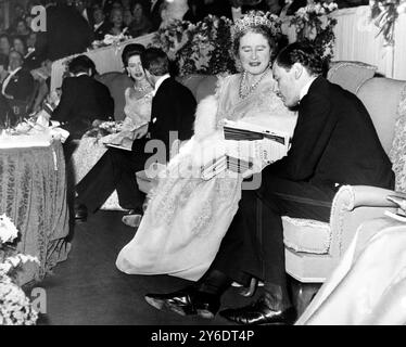 19. MÄRZ 1963 EIN KURZES GESPRÄCH, BEVOR DIE LICHTER AUSGEHEN. BEI DER PREMIERE DES FILMS – SAMMY GOING SOUTH – ERHOB SICH PRINZESSIN MARGARET MIT LORD SNOWDON UND DIE KÖNIGIN MIT ANGUS OGILVY, DER VERLOBTEN VON PRINZESSIN ALEXANDRA. ODEON THEATRE, LEICESTER SQUARE, LONDON, ENGLAND. Stockfoto