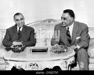 PRÄSIDENT DER VEREINIGTEN ARABISCHEN REPUBLIK GAMAL ABDUL NASSER MIT DEM SYRISCHEN PREMIER SALAH EL BITAR IN KAIRO / ; 19. MÄRZ 1963 Stockfoto