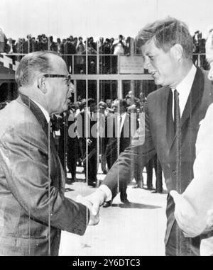 US-AMERIKANISCHER PRESIDENTIDENT JOHN F KENNEDY JFK MIT PRÄSIDENT FRANCISCO ORLICH IN COSTA RICA / ; 18. MÄRZ 1963 Stockfoto