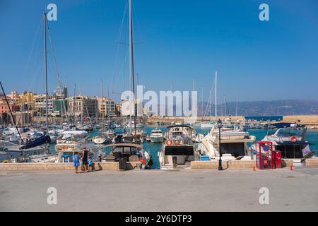 Heraklion Kreta Yachthafen, Blick im Sommer auf den Yachthafen und den venezianischen Hafen im Zentrum der Stadt Iraklio, Kreta, Griechenland. Stockfoto