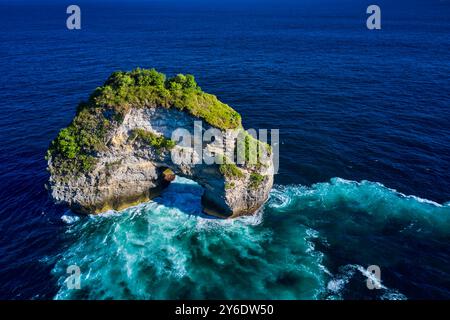 Indonesien, Bali, Nusa Penida, der Felsen von Batu Bolong Stockfoto