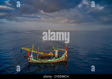 Indonesien, Bali Insel, Perancak Dorf, reich dekorierte Fischerbootfischen auf dem Meer Stockfoto