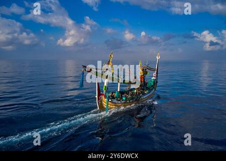 Indonesien, Bali Insel, Perancak Dorf, reich dekorierte Fischerbootfischen auf dem Meer Stockfoto