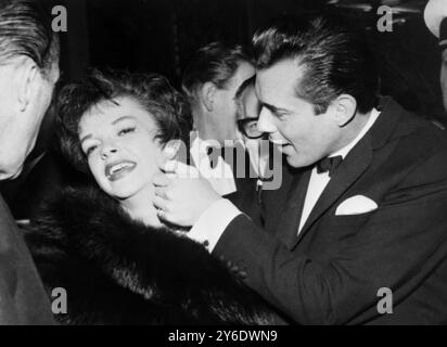 6. MÄRZ 1963 JUDY GARLAND UND DIRK BOGARDE BEI DER PREMIERE VON - I COULD GO ON SING - PLAZA THEATRE, PICCADILLY, IN LONDON, ENGLAND. Stockfoto