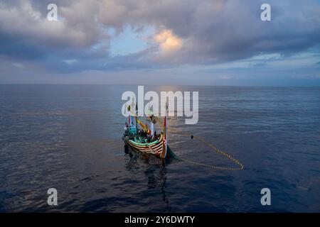 Indonesien, Bali Insel, Perancak Dorf, reich dekorierte Fischerbootfischen auf dem Meer Stockfoto