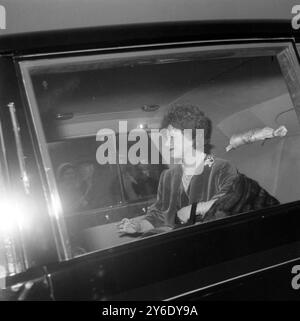 KÖNIGIN ELISABETH II. KOMMT MIT DEM AUTO AM BUCKINGHAM PALACE IN LONDON AN; 19. FEBRUAR 1963 Stockfoto