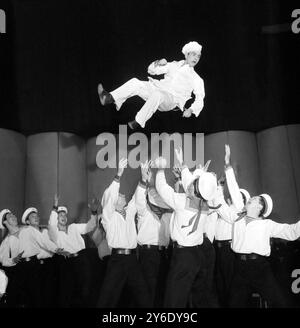 20. FEBRUAR 1963 RUSSISCHE ROTE ARMEE-TÄNZER VERKLEIDETEN SICH ALS SEELEUTE IN EINER MARINEROUTINE WÄHREND EINER AUFFÜHRUNG IN LONDON, ENGLAND. Stockfoto