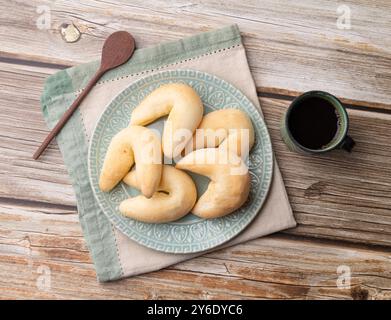 Chipas, typisches südamerikanisches Käsebrötchen mit Kaffee. Stockfoto