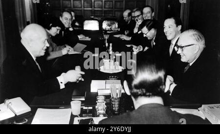 SOWJETISCHER PREMIERMINISTER NIKITA CHRUSCHTSCHOW MIT ROY THOMSON IM KREML / ; 15. FEBRUAR 1963 Stockfoto