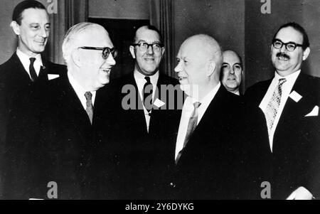 SOWJETISCHER PREMIERMINISTER NIKITA CHRUSCHTSCHOW MIT ROY THOMSON IM KREML / ; 15. FEBRUAR 1963 Stockfoto