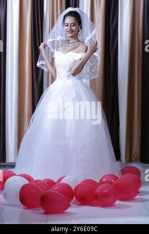 Schöne Weibliche Mädchen Weiße Braut Kleid Königin Schmuck Im Freien Fenster Figur Glow Skin Garten Sitz Stand Hotel Resort Lichter Gartenarbeit Weibliche Hosten Stockfoto