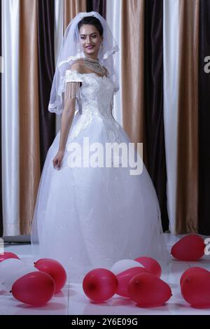 Schöne Weibliche Mädchen Weiße Braut Kleid Königin Schmuck Im Freien Fenster Figur Glow Skin Garten Sitz Stand Hotel Resort Lichter Gartenarbeit Weibliche Hosten Stockfoto