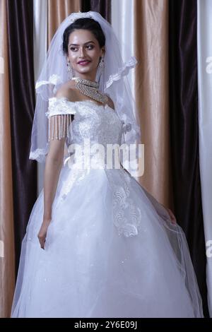 Schöne Weibliche Mädchen Weiße Braut Kleid Königin Schmuck Im Freien Fenster Figur Glow Skin Garten Sitz Stand Hotel Resort Lichter Gartenarbeit Weibliche Hosten Stockfoto