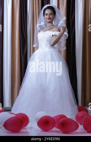 Schöne Weibliche Mädchen Weiße Braut Kleid Königin Schmuck Im Freien Fenster Figur Glow Skin Garten Sitz Stand Hotel Resort Lichter Gartenarbeit Weibliche Hosten Stockfoto