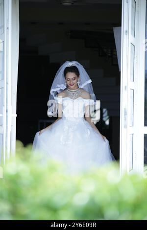 Schöne Weibliche Mädchen Weiße Braut Kleid Königin Schmuck Im Freien Fenster Figur Glow Skin Garten Sitz Stand Hotel Resort Lichter Gartenarbeit Weibliche Hosten Stockfoto