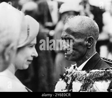 KÖNIGIN ELISABETH II. MIT MAORI-ÄLTESTER IN WAITANGI, NEUSEELAND; 10. FEBRUAR 1963 Stockfoto