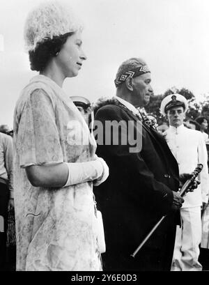 KÖNIGIN ELISABETH II. MIT DEM STAMM DER NGAPUHI MAORI IN WAITANGI IN NEUSEELAND; 10. FEBRUAR 1963 Stockfoto