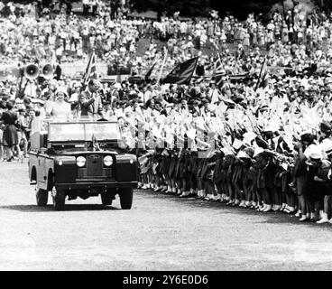 KÖNIGIN ELISABETH II. MIT PRINZ PHILIP IM JEEP, DER IN AUCKLAND WINKT; 11. FEBRUAR 1963 Stockfoto