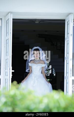 Schöne Weibliche Mädchen Weiße Braut Kleid Königin Schmuck Im Freien Fenster Figur Glow Skin Garten Sitz Stand Hotel Resort Lichter Gartenarbeit Weibliche Hosten Stockfoto