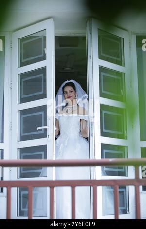 Schöne Weibliche Mädchen Weiße Braut Kleid Königin Schmuck Im Freien Fenster Figur Glow Skin Garten Sitz Stand Hotel Resort Lichter Gartenarbeit Weibliche Hosten Stockfoto