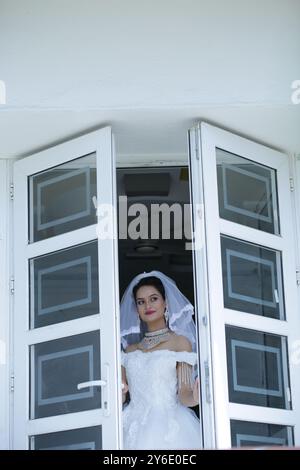 Schöne Weibliche Mädchen Weiße Braut Kleid Königin Schmuck Im Freien Fenster Figur Glow Skin Garten Sitz Stand Hotel Resort Lichter Gartenarbeit Weibliche Hosten Stockfoto