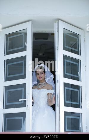 Schöne Weibliche Mädchen Weiße Braut Kleid Königin Schmuck Im Freien Fenster Figur Glow Skin Garten Sitz Stand Hotel Resort Lichter Gartenarbeit Weibliche Hosten Stockfoto