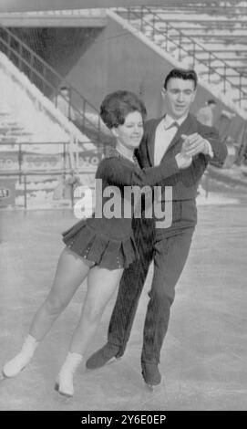 SCHLITTSCHUHLAUFEN EUROPÄISCHE CHAMPS SHERMAN & PHILLIPS IN AKTION BELGRAD; 7. FEBRUAR 1963 Stockfoto