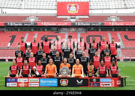 25. September 2024, Nordrhein-Westfalen, Leverkusen: Leverkusens Team steht für das Teamfoto zusammen. 1. Reihe von links: Alejandro Grimaldo, Aleix Garcia, Amine Adli, Torhüter Matej Kovar, Torhüter Lukas Hradecky, Torhüter Niklas Lomb, Jeremie Frimpong, Arthur und Nathan Tella. 2. Reihe von links: Maskottchen Brian der Löwe, Jonas Hofmann, Florian Wirtz, Alberto Encinas, Assistenztrainer, Trainer Xabi Alonso, Sebastian Parrilla, Assistenztrainer, David Thiel, Torwarttrainer, Granit Xhaka, Martin Terrier. Dritte Reihe von links: Prisca Volmary, Sportwissenschaftler, Daniel Jouvin, Leichtathletiktrainer Stockfoto