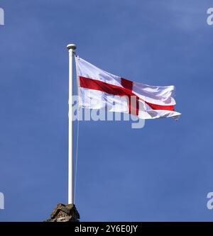 Die englische Flagge von St. George weht im Wind auf einem Fahnenmast Stockfoto