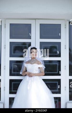 Schöne Weibliche Mädchen Weiße Braut Kleid Königin Schmuck Im Freien Fenster Figur Glow Skin Garten Sitz Stand Hotel Resort Lichter Gartenarbeit Weibliche Hosten Stockfoto