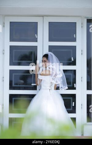 Schöne Weibliche Mädchen Weiße Braut Kleid Königin Schmuck Im Freien Fenster Figur Glow Skin Garten Sitz Stand Hotel Resort Lichter Gartenarbeit Weibliche Hosten Stockfoto
