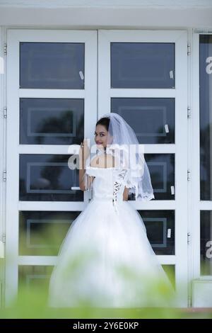 Schöne Weibliche Mädchen Weiße Braut Kleid Königin Schmuck Im Freien Fenster Figur Glow Skin Garten Sitz Stand Hotel Resort Lichter Gartenarbeit Weibliche Hosten Stockfoto