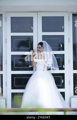 Schöne Weibliche Mädchen Weiße Braut Kleid Königin Schmuck Im Freien Fenster Figur Glow Skin Garten Sitz Stand Hotel Resort Lichter Gartenarbeit Weibliche Hosten Stockfoto