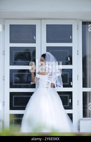 Schöne Weibliche Mädchen Weiße Braut Kleid Königin Schmuck Im Freien Fenster Figur Glow Skin Garten Sitz Stand Hotel Resort Lichter Gartenarbeit Weibliche Hosten Stockfoto