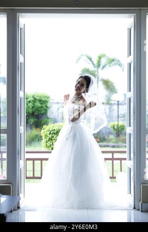 Schöne Weibliche Mädchen Weiße Braut Kleid Königin Schmuck Im Freien Fenster Figur Glow Skin Garten Sitz Stand Hotel Resort Lichter Gartenarbeit Weibliche Hosten Stockfoto