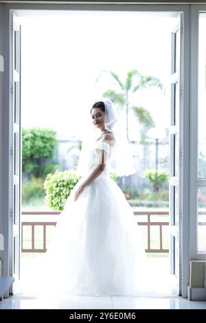 Schöne Weibliche Mädchen Weiße Braut Kleid Königin Schmuck Im Freien Fenster Figur Glow Skin Garten Sitz Stand Hotel Resort Lichter Gartenarbeit Weibliche Hosten Stockfoto