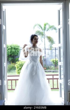 Schöne Weibliche Mädchen Weiße Braut Kleid Königin Schmuck Im Freien Fenster Figur Glow Skin Garten Sitz Stand Hotel Resort Lichter Gartenarbeit Weibliche Hosten Stockfoto