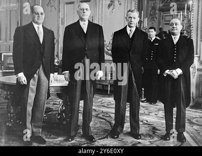 DER FRANZÖSISCHE AUSSENMINISTER MAURICE COUVE DE MURVILLE UND DER FRANZÖSISCHE PRÄSIDENT CHARLES DE GAULLE TREFFEN IN PARIS MIT DEM ALGERISCHEN MINISTER ABDELLATIF RAHAL ZUSAMMEN / ; 3. FEBRUAR 1963 Stockfoto