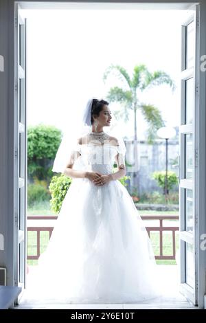 Schöne Weibliche Mädchen Weiße Braut Kleid Königin Schmuck Im Freien Fenster Figur Glow Skin Garten Sitz Stand Hotel Resort Lichter Gartenarbeit Weibliche Hosten Stockfoto