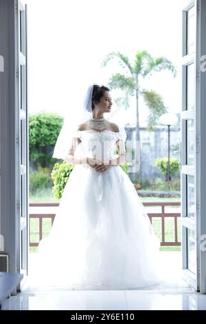 Schöne Weibliche Mädchen Weiße Braut Kleid Königin Schmuck Im Freien Fenster Figur Glow Skin Garten Sitz Stand Hotel Resort Lichter Gartenarbeit Weibliche Hosten Stockfoto