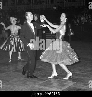 31. JANUAR 1963 BILL IRVINE UND SEINE FRAU BOBBIE SIND AUF DEM WEG, DIE PROFESSIONELLE SEKTION DES EMBASSY BALLROOM DANCING CONTEST IN DER ROYAL ALBERT HALL IN LONDON ZU GEWINNEN. Stockfoto