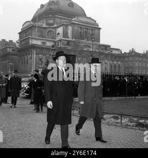 WEST-BERLINER BÜRGERMEISTER WILLY BRANDT KOMMT IN GEDENKSTÄTTEN AN HUGH GAITSKELL IN WESTMINSTER ABBEY IN LONDON; 31. JANUAR 1963 Stockfoto