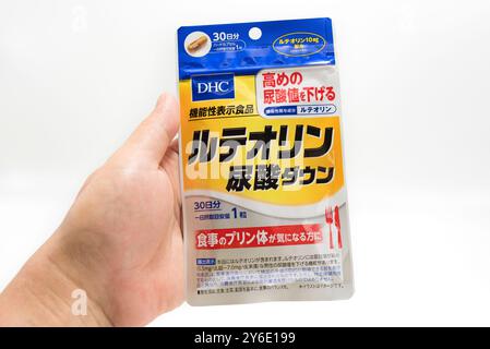 Fuji-shi, Shizuoka-Ken, Japan - 14. September 2024: Hand-Holding-Luteolin (Chrysanthemenblüten-Extrakt) Harnsäure-Daunenergänzung von DHC. Stockfoto