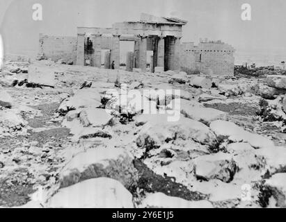 SCHNEEAKROPOLIS UND PARTHENON MIT SCHNEE BESCHICHTET IN ATHEN; 28. JANUAR 1963 Stockfoto